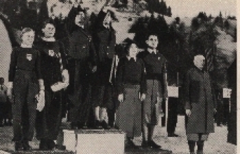 Olympische Spiele 1936 Siegerehrung für das Paarlaufen Geschwister Pausin, Herber-Baier, Rotter-Szollas, Graf Baillet-Latour, I.O.C.-Präsident Sammelbild, keine AK Olympische Spiele 1936 Siegerehrung für das Paarlaufen Geschwister Pausin, Herber-Baier, Rotter-Szollas, Graf Baillet-Latour, I.O.C.-Präsident Sammelbild, keine AK