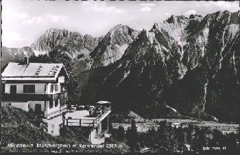 82481 Mittenwald, Kranzberghaus mit Karwendel *ca. 1960