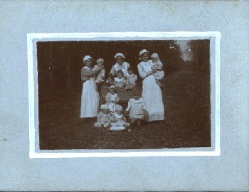 Kinderkrippe, Waisenhaus, Kinderschwester, Echtfoto, * ca. 1917 k. AK.