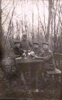 Skat spielende Männer im Wald Echtfoto, * ca. 1915
