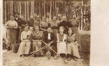 Agriculture, group of field workers with tools, Gebr. ca.1920