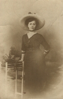 Frau mit Hut Echtfotokarte o ca. 1915