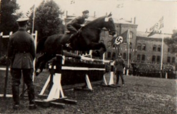 Pferd beim Hindersnisspringen Echtfoto o 2.6.1936