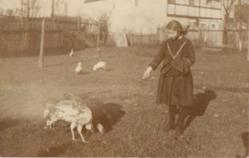 Girl feeds turkey, real photo * approx. 1920