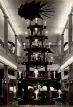 09548 Seiffen, Great Pyramid in the Christmas Toy Museum, * approx. 1970