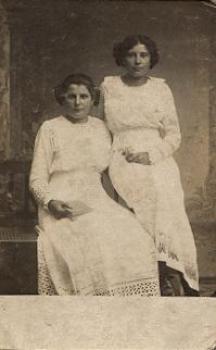 Women sitting on a bench with white dresses * ca. 1910