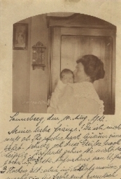 Mother with child o August 11, 1912