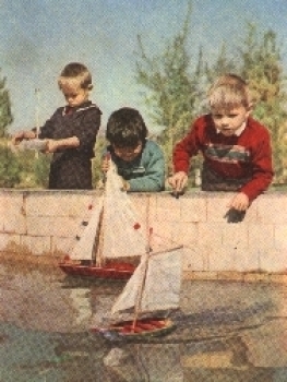 Children with a sailing boat * 1962