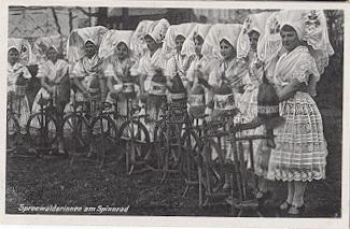Spreewald women at the spinning wheel, traditional costumes * around 1925