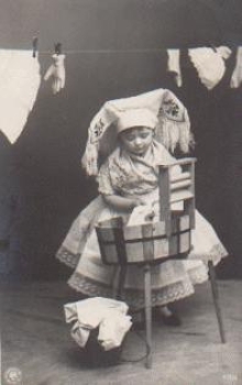 Spreewald costume child washing clothes o 6.12.1909