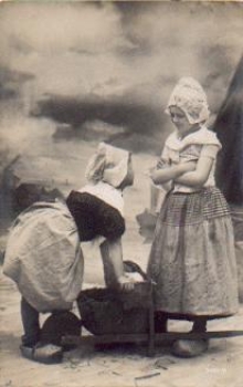 Children with a wheelbarrow in Dutch costume o 08.11.1909