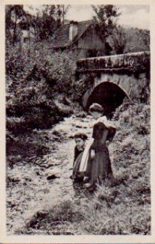 Black Forest children at the river Trachten * ca. 1940