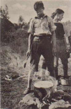 Youth movement Wandervogel Sachsengau Cooking food by the fire * ca. 1930