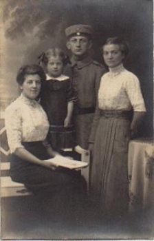 1st WW. Soldier with family, real photo * approx. 1915