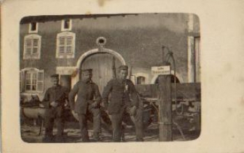 Soldiers in front of a barn WWI. Real photo * approx. 191