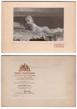 Baby auf Fell Cabinet-photo Hans Siemssen Augsburg ca. 1910