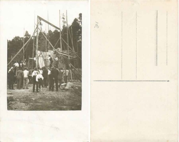 Bauarbeiter Maurer mit Flaschenzug Echtfotokarte * ca. 1930