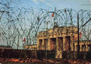 Berlin: Brandenburg Gate with border fence, seen from West Berlin – circa 1970