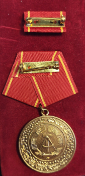 DDR Medaille für treue Dienste im Ministerium des Innern (MdI) Staatssicherheit Stasi in Gold