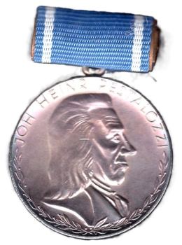 DDR Pestalozzi-Medaille für treue Dienste in Silber 1956-1989