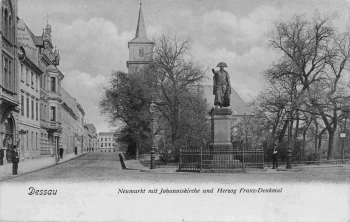 Dessau Neumarkt mit Johanniskirche und Herzog Franz Denkmal o 1906