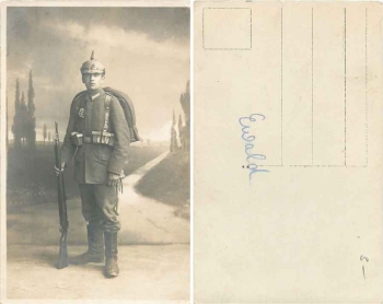 Deutscher Soldat mit Pickelhaube und Karabiner * um 1915
