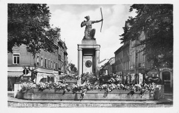 01558 Großenhain Diana Brunnen mit Frauenmarkt * um 1930