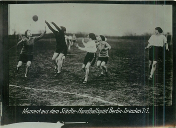 Handball Damen Berlin - Dresden Echtfoto um 1920