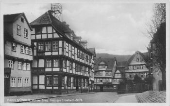 34346 Hann. Muenden Vor der Burg Herzogin Elisabeth Stift * um 1930