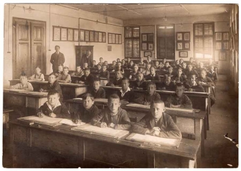 Classroom with students real photo 16.5 x 11.5 cm around 1930