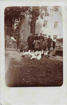 Pleißa (Limbach-Oberfrohna) Familie vor Gasthof o um 1910