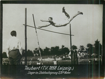 Stabhochsprung Sieger Teubert TV 1858 Leipzig Echtfoto um1920