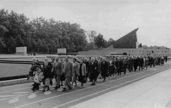 Treptow, Berlin: Wreath-laying by delegations at the Soviet War Memorial in Treptower Park, circa 1950