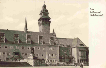 Zeitz Rathaus mit VVN Denkmal o 1965