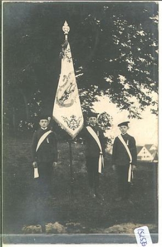 Students with flag "Tapfer und Treu" real photo Studentica * ca. 1920
