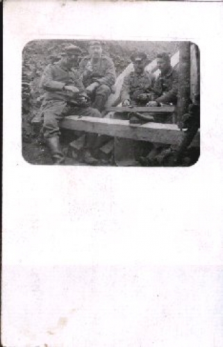 Soldaten im Schützengraben spielen Skat gebr. ca. 1915