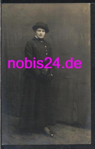 Dame im eleganten Kleid mit Hut o 30.12.1916