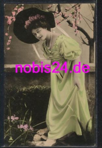 Dame mit Hut und Halskette Blumen *ca.1910