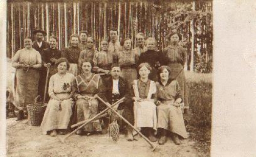 Agriculture, group of field workers with tools, Gebr. ca.1920