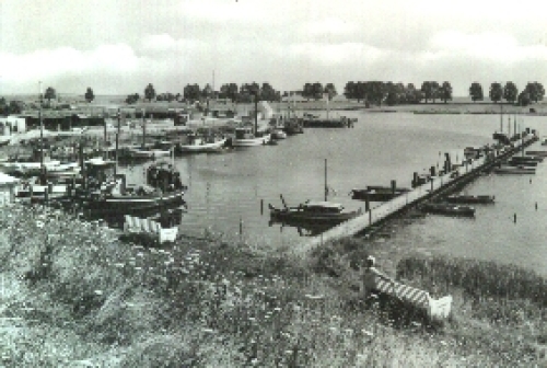 23999 Insel Poel  Kirchhof Hafen *ca. 1970