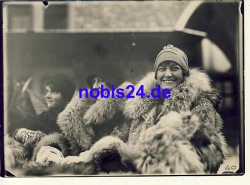 Ladies in fur fashion large photo 180 x 130 mm around 1930