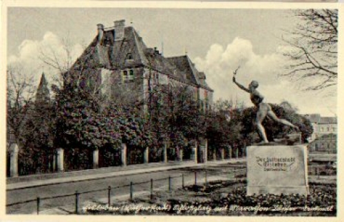 06295 Eisleben Schlossplatz with marathon runner monument * approx. 1930