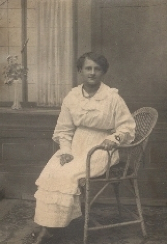 Junge Frau Echtfotokarte gebr. ca. 1930