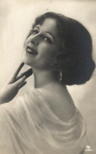 Women's head hair fashion series card no. 6829-1 * ca. 1940