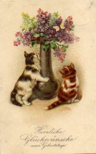 Katze vor Blumenvase mit Schmetterling und Flieder o 1.2.1927