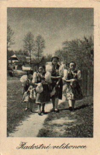 Czech children in national costumes o 1946