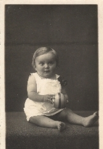 Kleinkind mit Spielzeug, Echtfoto, * ca. 1940
