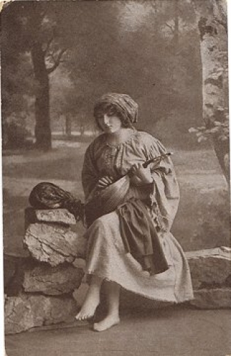 Woman plays the lute, lute player gebr. May 22, 1918