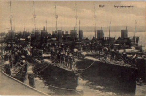 Kiel torpedo boat harbor with S 122 * approx. 1910