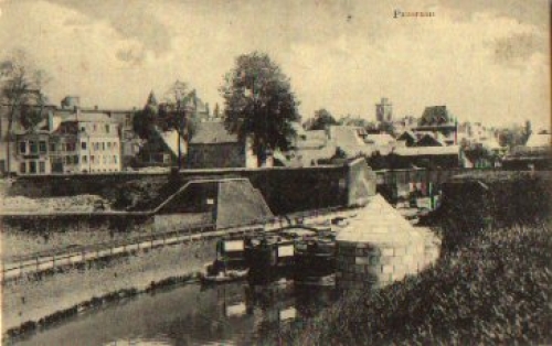 Barge in a lock * ca. 1920